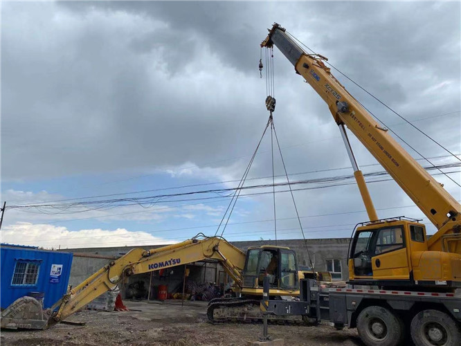 康巴什区25吨吊车的工作半径是多少？